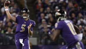 Ravens-Quarterback Joe Flacco wirft den Pass zu Receiver Kamar Aiken