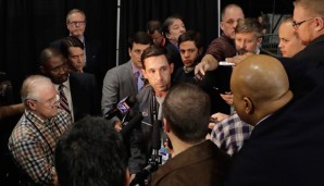 Kyle Shanahan (M.) umringt von Journalisten. Kurz danach war sein Gameplan weg