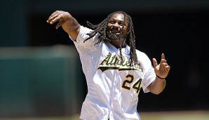 Marshawn Lynch hat beim Spiel der Oakland A´s den First Pitch geworfen