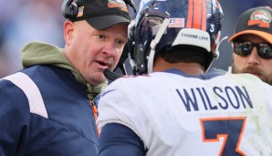 Nathaniel Hackett (l.) im Gespräch mit Broncos-Quarterback Russell Wilson.