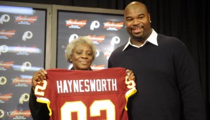 Albert Haynesworth präsentierte zusammen mit seiner Mutter sein Washington-Trikot 2009