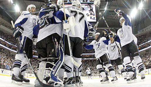 Die Tampa Bay Lightning feierten nach dem Sieg gegen die Pittsburgh Penguins Dwayne Roloson