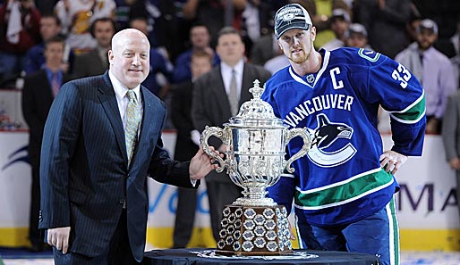 Bill Daly, stellvertretender NHL-Vorsitzender, überreicht Henrik Sedin den Clarence Campbell Bowl