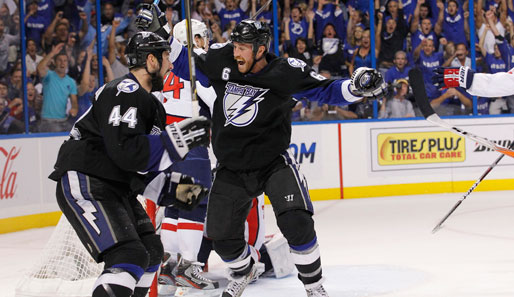 Ryan Malone und Nate Thompson bejubeln den Siegtreffer der Tampa Bay Lightning