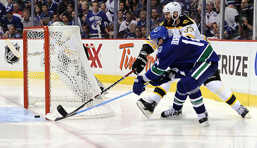 Alex Burrows schoss die Canucks nach 11 Sekunden der Overtime zum Sieg in Spiel 2