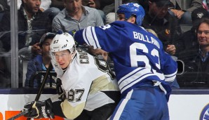 Dave Bolland, hier im Clinch mit Sidney Crosby, schenkte den Penguins zwei Treffer ein