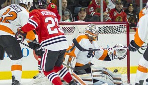 Flyers-Goalie Emery kassiert gegen seine Ex-Kollegen aus Chicago beim 2:7 sechs Treffer