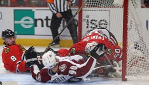 Blackhawks-Goalie Corey Crawford (r.) musste einiges wegstecken