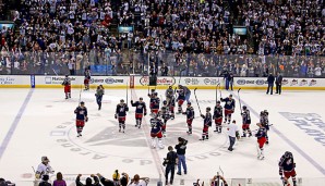 Raus mit Applaus: Die Fans der Blue Jackets feiern ihr Team trotz Saisonaus