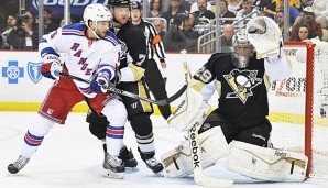 Marc-Andre Fleury (r.) und die Pens mussten in den Playoffs die Segel streichen