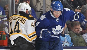 Dennis Seidenberg (l.) erzielte bei der Pleite in Toronto ein Tor