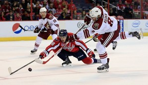 Tobias Rieder (r.) sorgt derzeit bei den Coyotes für Furore