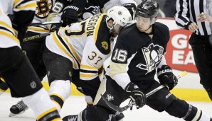 Patrice Bergeron (l.) legte sich nicht nur mit Brandon Sutter an, er traf auch das Tor