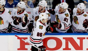 Teuvo Teravainen (vorne) steuerte ein Tor und einen Assist zum Blackhawks-Sieg bei