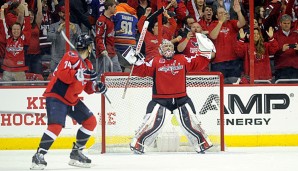 Goalie Philipp Grubauer darf sich über einen neuen Vertrag freuen