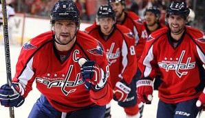 Alex Ovechkin (l.) verbuchte gegen die Flames seinen 900. Scorerpunkt