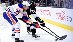 Leon Draisaitl (l.) verbuchte gegen die Kings zwei Scorerpunkte