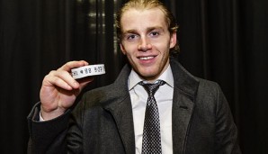 Patrick Kane posiert dem Puck, mit dem er den Franchise-Rekord eingestellt hat