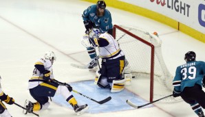 Logan Couture (r.) trifft gegen den chancenlosen Pekka Rinne