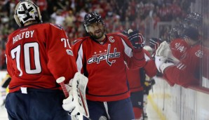 Vierstellig! Ovechkin (M.) feiert mit Goalie Braden Holtby