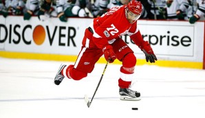 Andreas Athanasiou verlor mit seinen Red Wings 1:4 gegen die Hurricans