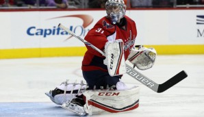 Philipp Grubauer schaut dem Puck hinterher