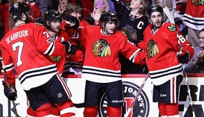 Patrick Kane hatte gegen die Pens allen Grund zur Freude mit seinen Teamkollegen