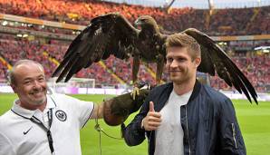 Leon Draisaitl bei einem Besuch bei Eintracht Frankfurt.