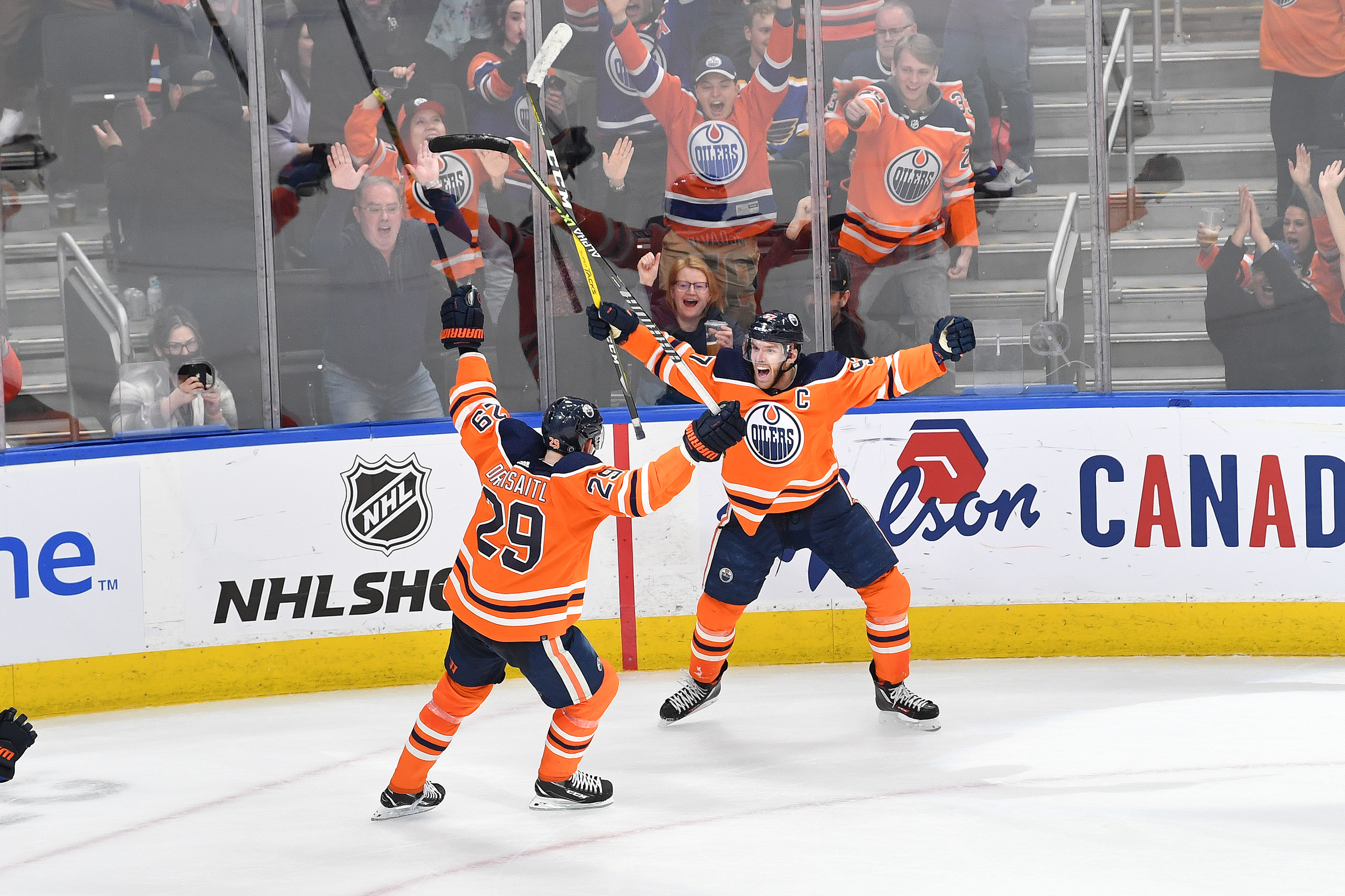 Edmontons Traumpaar, Leon Draisaitl (l.) und Connor McDavid, jubelt im Spiel gegen St. Louis.