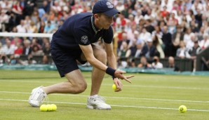 Wimbledon Championships 2012 AELTC,London,.ITF Grand Slam Tennis Tournament, Semi Finale Herren,.Balljunge verteilt die neuen Baelle auf dem Centre Court,.Ganzkoerper,Querformat,Feature,