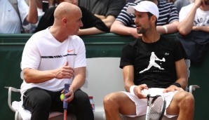 Andre Agassi und Novak Djokovic funken auf einer Welle