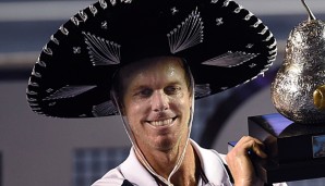 Sam Querrey mit dem Hauptpreis in Acapulco - und dem Siegerpokal