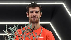 Karen Khachanov mit seiner wichtigsten Trophäe - jener aus Paris-Bercy