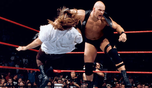 Hier streckt Stone Cold Steve Austin Mick Foley alias Mankind nieder